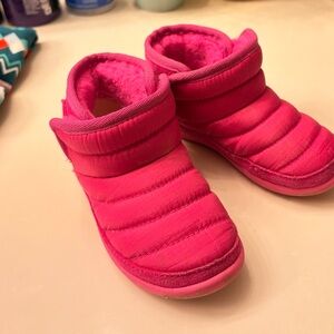 UGG size 8 toddler Boots in Bright Pink T Zaylen